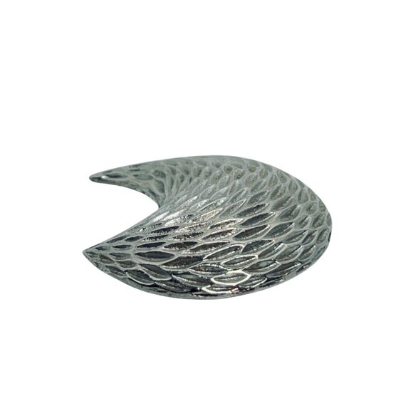 Silver Crescent Moon Brooch With Textured Feather Design (5769) - Picture 4 of 5